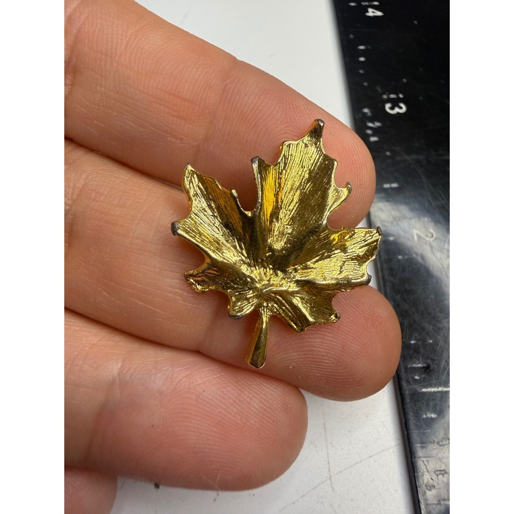 Gold Tone Maple Leaf Pin Textured Botanical Lapel Hat Pin Autumn Nature Jewelry